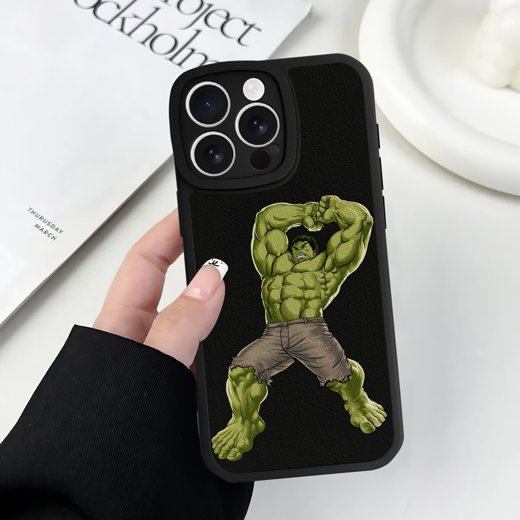 （画像用） アベンジャーズ The Avengers 【iPhone 16シリーズ対応】シリコンスマホケース（レザー調） 材質：シリコン